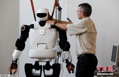 法国研发智能机器人勤杂工 体型与人相似[组图]